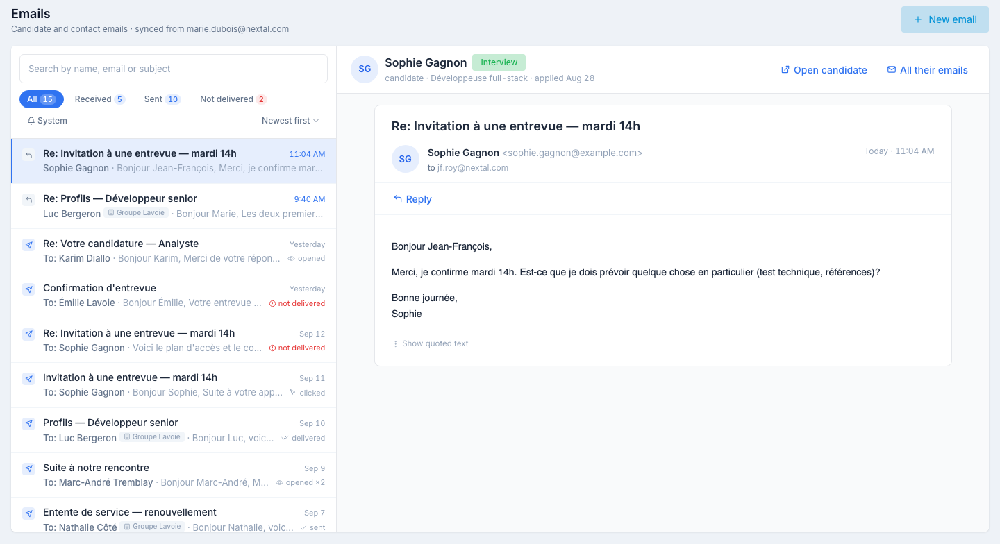 L’application Courriels : l’en-tête « Courriels des candidats et des contacts · synchronisés depuis … » ; à gauche la recherche, les puces Toutes / Reçus / Envoyés / Non livré, la puce Système et le tri, puis les lignes — les reçus en gras, les envoyés précédés de À :, les étiquettes d’entreprise sur les contacts, les accusés à droite ; au-dessus du courriel lu, la bande de Sophie Gagnon avec son statut, son poste et sa date de candidature, Ouvrir le candidat et Tous leurs courriels ; le courriel lu en dessous avec Répondre.